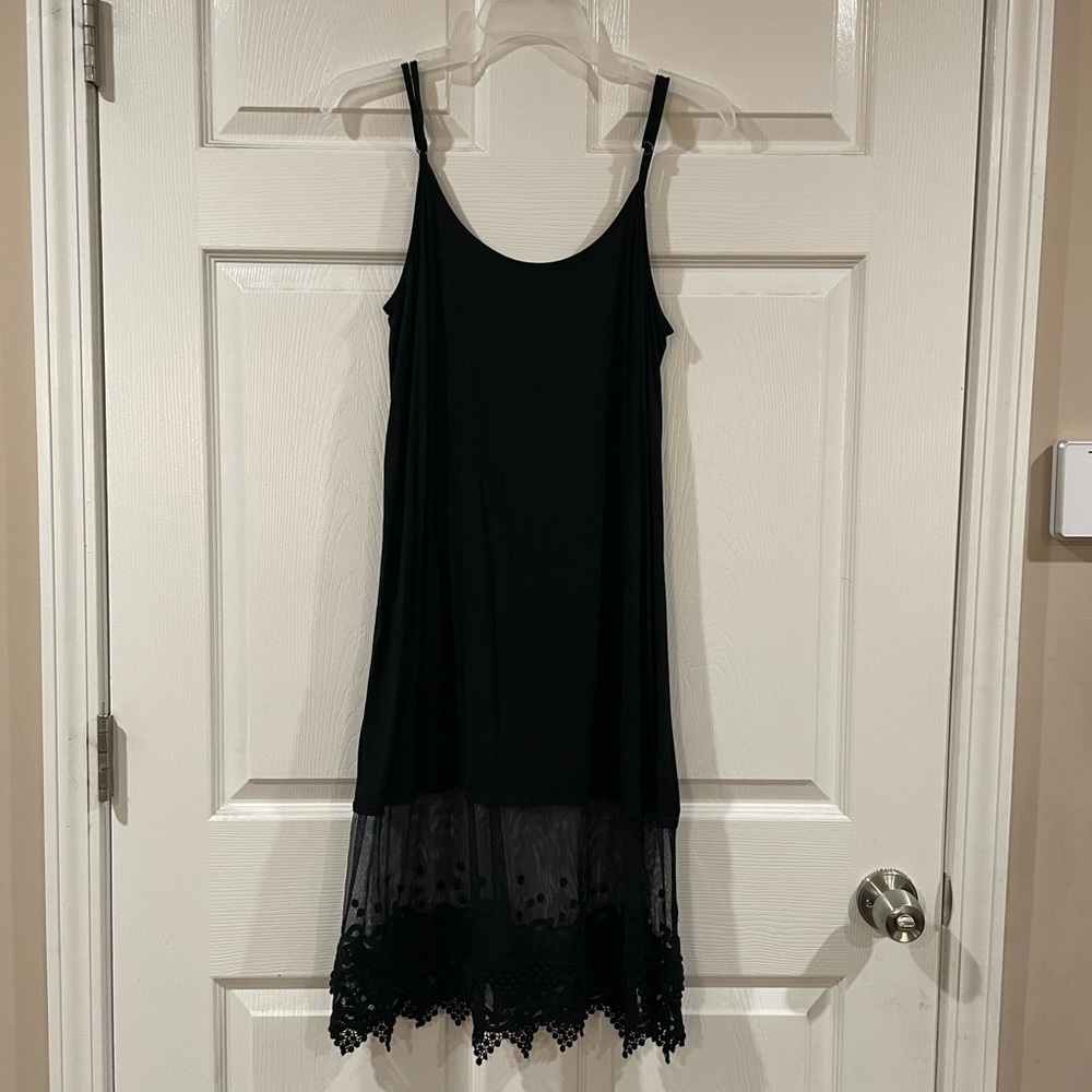 Fashonomics undershirt with extra lace detail at bottom